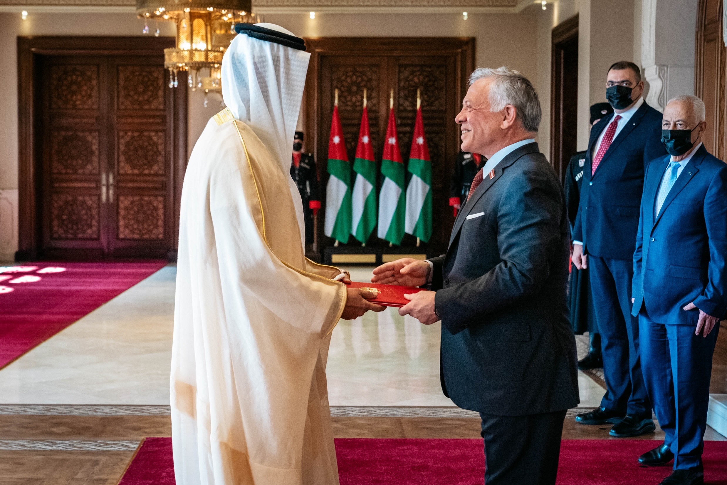 سفير الإمارات يقدم أوراق اعتماده إلى ملك المملكة الأردنية الهاشمية