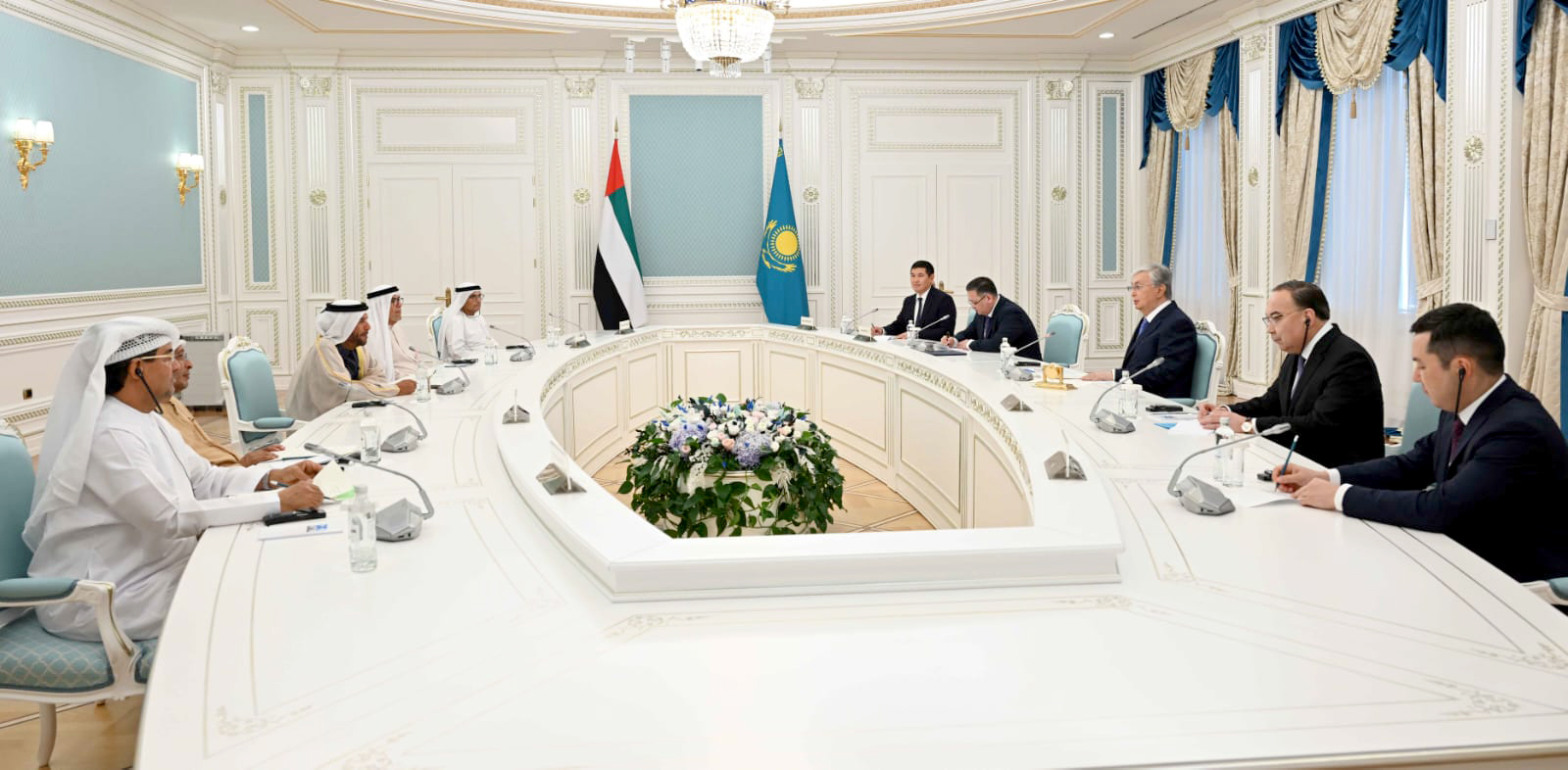 رئيس كازاخستان يمنح سرور بن محمد " وسام الصداقة من الدرجة الأولى"