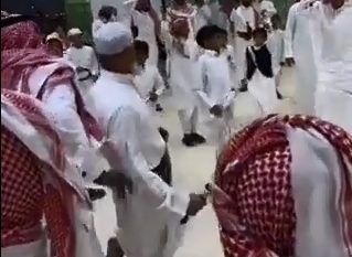 مسن يبدع في أداء رقصة شعبية وشعل حماس الحضور