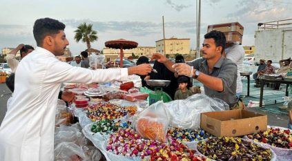 “الورود والعطور” .. من الهدايا الأكثر مبيعاً في أيام العيد بجازان