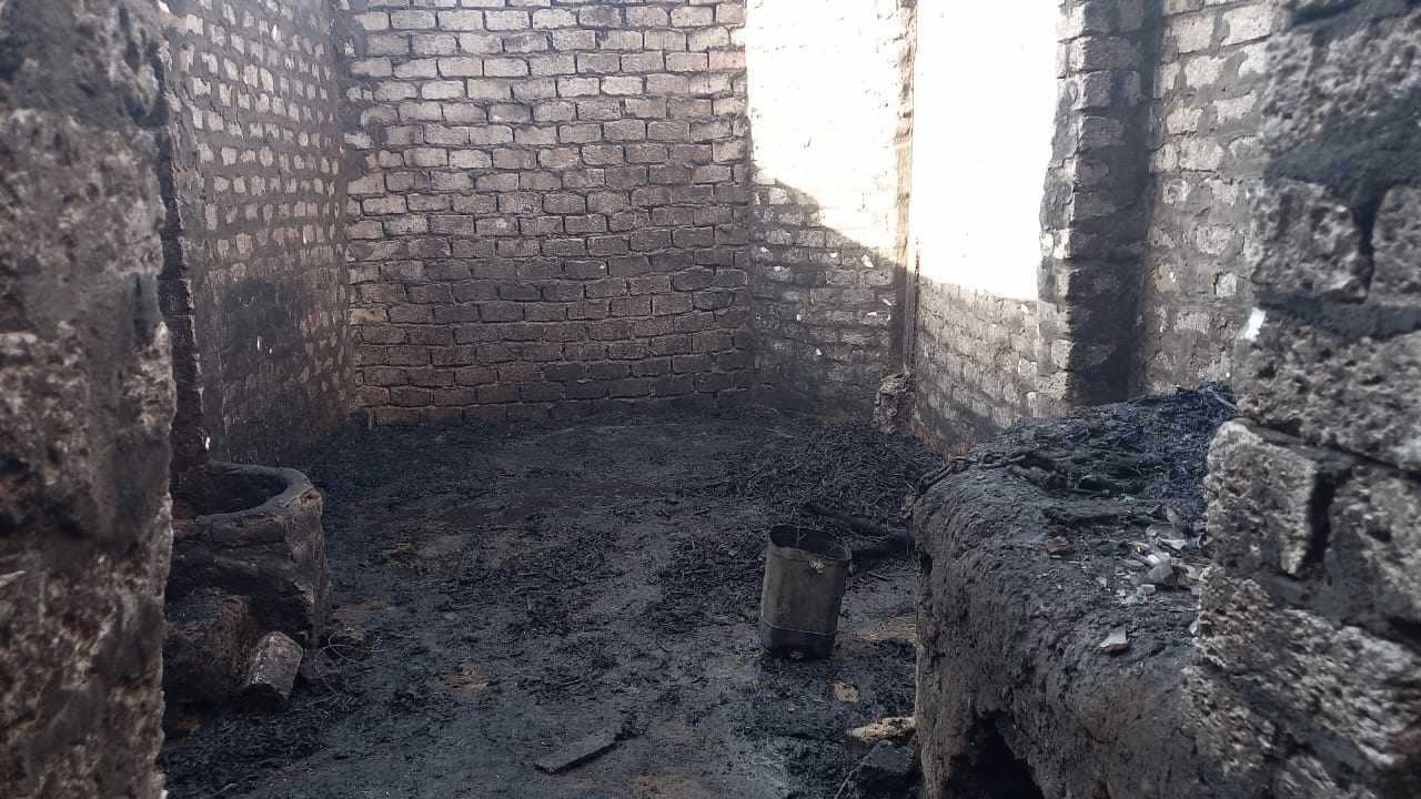  حريق في 10 أحواش في قرية أبو دياب (2)