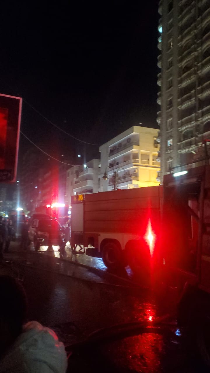 قوات الحماية المدنية تسيطر على حريق البيطاش بالإسكندرية
