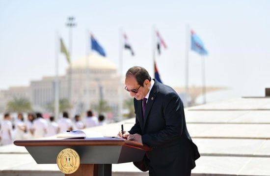الرئيس السيسي يوقع فى سجل الشرف بالنصب التذكارى بالعاصمة الإدارية