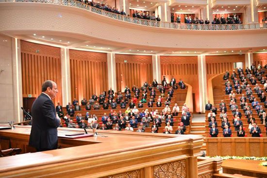 أعضاء مجلس النواب والحكومة وممثلو فئات المجتمع المصري يستمعون إلى كلمة الرئيس